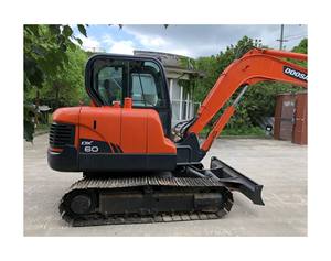 Pelle hydraulique sur chenilles Doosan DX60 6 tonnes d'occasion Petite pelle hydraulique utilisée avec godet certifiée CE/EPA DX70/75/80 Poids en ordre de marche - Product Image 1