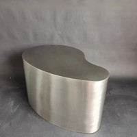 Leichter Luxus Einfacher fließender Wasser-Anzeige tisch Kreativer, speziell geformter Edelstahl-Couch tisch für Hotel-Wohnzimmer-Tee