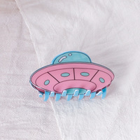 Yeni tasarım benzersiz komik karikatür Anime serisi plastik 9cm Alien uzay gemisi Ufo şekli desenli saç pençe klip kızlar için şapkalar