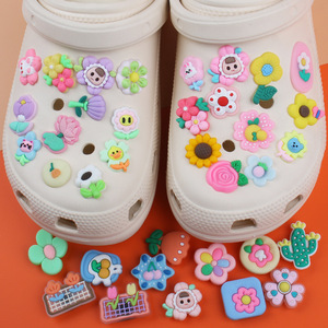 Nueva serie de zapatos con agujeros creativos, flor decorativa de dibujos animados, accesorios de bricolaje, hebilla de goma suave de PVC para zapatos - Product Image 2