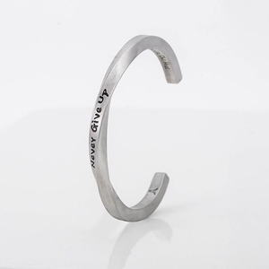 Yunnique Brazalete de acero de titanio de moda con grabado de Never Give Up, joyería de regalo unisex - Product Image 2