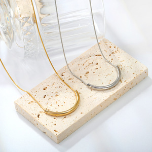 สร้อยคอรูปตัวยูแบบเรียบสำหรับผู้หญิง สไตล์มินิมอล โลหะ ดีไซน์เรขาคณิต ใส่ได้ทุกวัน มีสีทองและสีเงินให้เลือก - Product Image 1