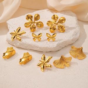 Boucles d'oreilles tendance en acier inoxydable plaqué or 18 carats, motif cœur en métal, imitation perle, non décolorantes, délicates, style lave irrégulière - Product Image 3