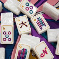 Tuiles de Mahjong américaines blanches nacrées avec des bords dorés et des motifs inspirés des bijoux pour des soirées de jeu élégantes