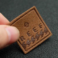 Étiquette en cuir suédé personnalisée à bas prix avec logo en relief pour casquette de camionneur, étiquette en cuir à coudre pour vêtements, à repasser sur les chaussures