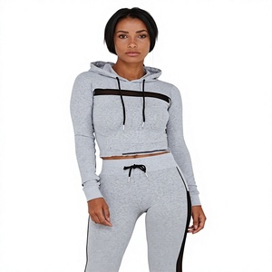 Ensemble sportif 2 pièces gris pour femme : haut court à capuche à manches longues et leggings taille haute en tricot uni de spandex et polyester - Product Image 1