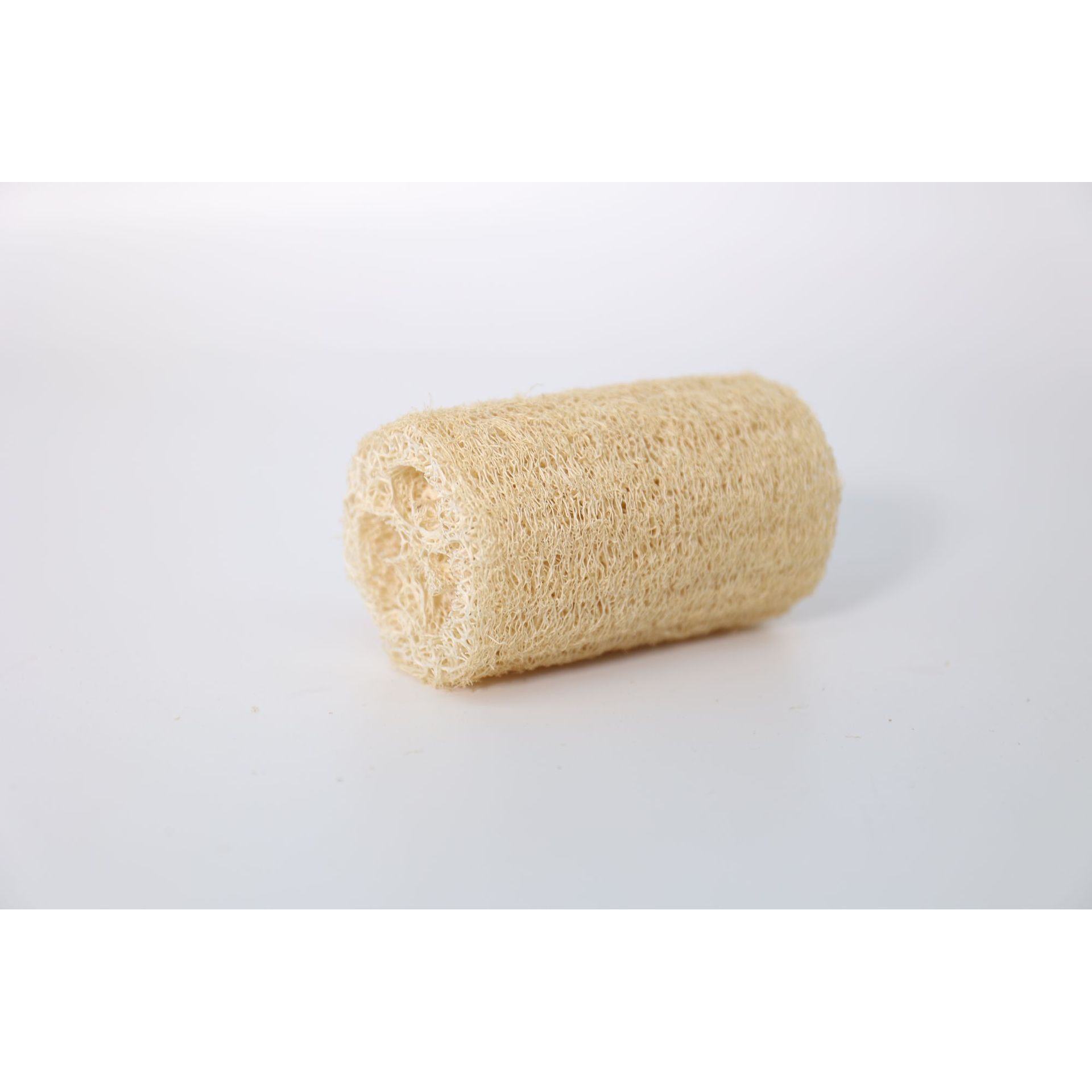 Coupez l'éponge de luffa (dure) en sections de 10 cm.
