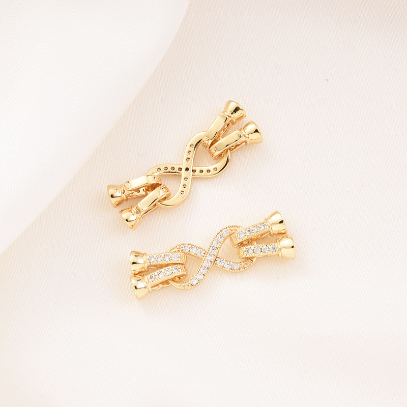 68. Une boucle en forme de huit à double boutonnage en or 18 carats.
