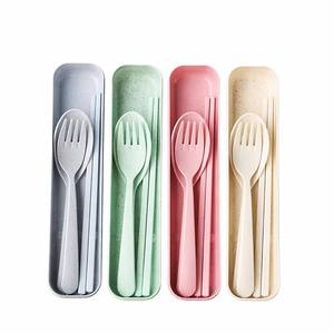 Juego de cubiertos portátil, ecológico, reutilizable, 3 piezas, cuchara, tenedor y palillos de paja de trigo con estuche para la escuela, oficina, viajes, picnic - Product Image 1