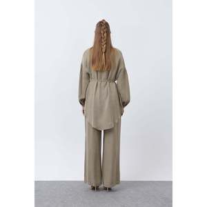 Ensemble deux pièces pour femme Puane, tunique et pantalon kaki à col montant et détails boutonnés, polyvalent pour les occasions décontractées et le bureau - Product Image 4