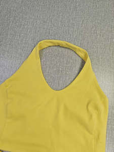 Completo Estivo da Donna: Top Corto a Tinta Unita, Pantaloni Capri Sopra il Ginocchio e Fascia per Capelli - Set 3 Pezzi Traspirante con Collo Halter - Product Image 2