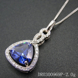 Pendentif vintage en tanzanite triangulaire avec diamant - Product Image 4