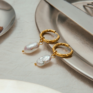 Aros con Perla Colgante Chapados en Oro de 18K para Mujer, Uso Diario - Product Image 3