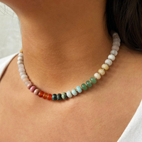Collier ras du cou fait main en acier inoxydable avec perles abacus et pierres précieuses de calcédoine arc-en-ciel style bohème