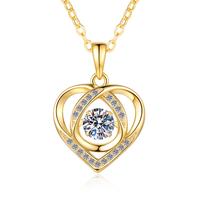 Collier pendentif en argent sterling 925 avec un design exquis en forme de cœur creux, serti d'un moissanite rond de 0,5 carat pour femmes