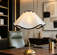 Lampe de table en tissu avec cadre en fer, abat-jour ondulé à bordure côtelée, lumière LED chaude 3000K 10W pour chambre à coucher, salon, table de chevet, décoration