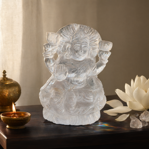 Sculpture de la déesse Laxmi en quartz clair - Un symbole divin d'abondance et de clarté - 4,5 pouces et 695 g (1,53 lb) - Product Image 3