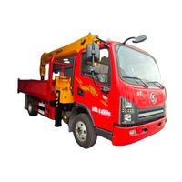 Camion-grue pour l'installation de la conduite de chauffage et l'ingénierie de chauffage urbain