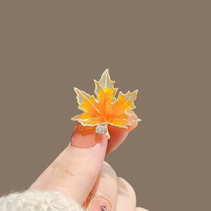 Broches et épingles <span class=keywords><strong>de</strong></span> poitrine en forme <span class=keywords><strong>de</strong></span> <span class=keywords><strong>feuille</strong></span> d'érable - Product Image 1