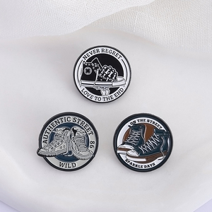 Kanvas ayakkabılar emaye pimleri iskelet kafatası eller için 80's eski moda broşlar sırt yaka rozetleri Punk serin takı hediye - Product Image 3