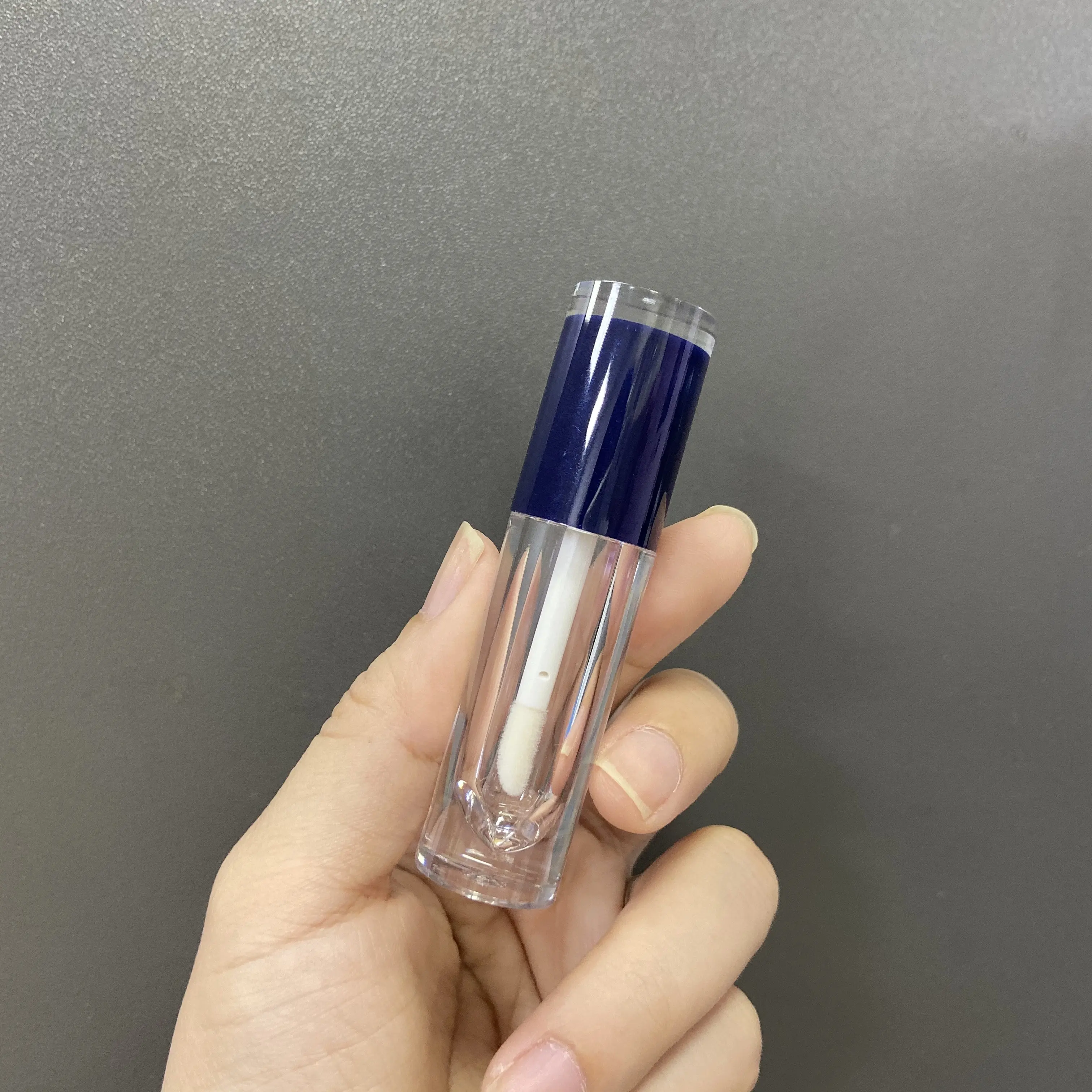 2.3ml 블루 두꺼운 벽 더블 컬러 플라스틱 빈 립 오일 컨테이너 클리어 작은 귀여운 미니 립글로스 립 색조 병 완드