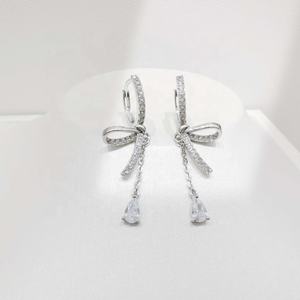 Precio de fábrica, pendientes de plata de ley 925 con flor, perla y lazo, elegantes, sublimados, minimalistas, con nudo de perla, para niñas. - Product Image 3