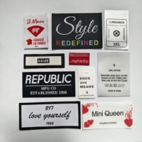 Étiquettes tissées personnalisées haute densité avec logo de marque imprimé, étiquettes textiles privées thermocollantes pour fabricants de vêtements