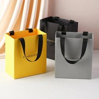 Sac en papier blanc de luxe personnalisé avec logo en feuille d'or pour le shopping, les cadeaux, les vêtements, les robes, l'emballage de vêtements avec poignée