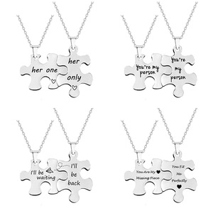 Collier pendentif en acier inoxydable pour couple, avec pièces de puzzle « Son Roi, Sa Reine, Son Fou, Sa Bizarre, Maman, Papa, Amoureux, Autisme » - Product Image 5