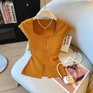 <span class=keywords><strong>Top</strong></span> en tricot à manches courtes de style coréen avec un <span class=keywords><strong>décolleté</strong></span> <span class=keywords><strong>carré</strong></span>, un design doux et élégant, une coupe ajustée et une fente sur le bas - Product Image 1