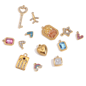 Afirmaciones con Textura Dorada |   Charm de Acero Inoxidable Chapado en Oro PVD de 8K |   Colgante de Sol, <span class=keywords><strong>Reina</strong></span>, Símbolo Feminista, Mamá y Planta - Product Image 4