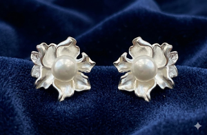 Boucles d'oreilles florales romantiques délicates, en forme de fleur, couleur argent poli, incrustées de perles d'eau douce naturelles lumineuses - Product Image 2