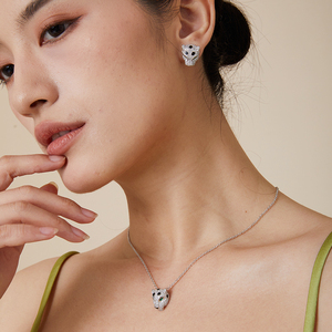 Boucles d'oreilles pour femmes haut de gamme, tête de léopard unique, entièrement serties de diamants, plaquées or, émail <span class=keywords><strong>noir</strong></span>, yeux verts, tendance et originales - Product Image 5