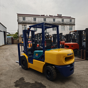 Chariot élévateur Komatsu FD30 de trois tonnes, machine de levage d'origine Komatsu du Japon, chariot élévateur diesel avec siège conducteur, d'occasion - Product Image 3