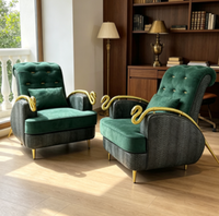 Canapé individuel vert émeraude de luxe italien avec accoudoirs serpent dorés, fauteuil d'appoint artistique haut de gamme pour salon de villa
