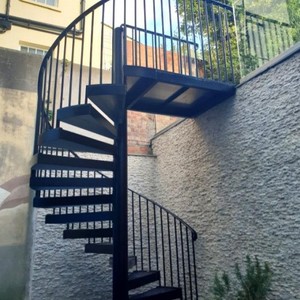 Escalier en spirale en fer forgé pour extérieur, fixation par boulons, design industriel, durable pour usage domestique - Product Image 2