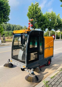Camion balayeuse de voirie avec cabine entièrement fermée et balais rotatifs pour le nettoyage des routes municipales - Product Image 5