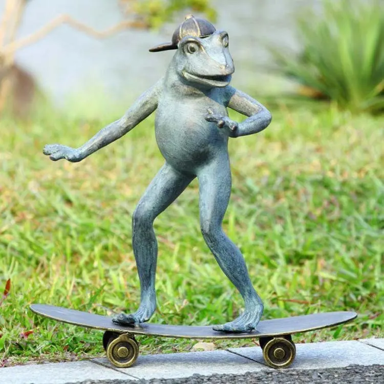 Best design funny garden sculpture of hand carved roller skating frog statue
