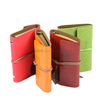 Benutzer definierte A6 Vintage handgemachte hängende Metall Emblem PU Leder Reisende Ring Binder Journal Notizbuch mit Riemen