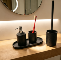 Ensemble d'accessoires de salle de bain en résine noire texturée, design moderne : distributeur de savon liquide, gobelet, plateau de toilette, porte-brosse WC