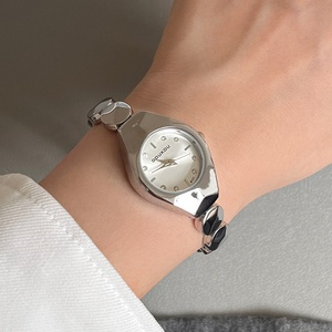 Relojes de Cuarzo Populares de Fábrica para Mujer, Pulseras de Acero Inoxidable, Diseño Pequeño a Prueba de Agua, Ventana de Cristal con Esfera y Agujas - Product Image 5