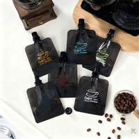 Sacs à bec liquide noirs 50-100ml personnalisables. Autoportants, imperméables pour portions de café et vente à emporter.