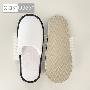 Vente en gros de pantoufles est-ouest de bonne qualité pour hommes pantoufles dormeuses noir pour hôtels Logo personnalisé pour femmes pantoufles d'été pour la sieste - Product Image 1