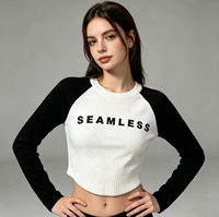 Pull court en maille à manches raglan avec imprimé lettres SEAMLESS - Contraste noir et blanc, pull ras du cou ajusté pour femme
