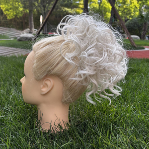 Extensions <span class=keywords><strong>de</strong></span> cheveux synthétiques Julianna Wholesale : <span class=keywords><strong>Queue</strong></span> <span class=keywords><strong>de</strong></span> <span class=keywords><strong>cheval</strong></span> bouclée désordonnée Dalia blonde courte avec cordon <span class=keywords><strong>de</strong></span> serrage - Product Image 1