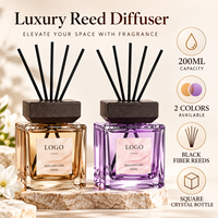 Diffuseur d'arômes haut de gamme en verre carré avec bouchon en bois, parfum d'ambiance aux huiles essentielles naturelles pour hôtels et décoration intérieure