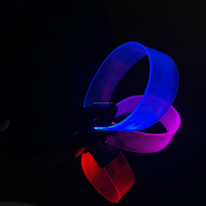 <span class=keywords><strong>2022</strong></span> logotipo personalizado grabado LED intermitente luz hasta música Beat imán pulsera Navidad Cheer Props concierto al por mayor - Product Image 2