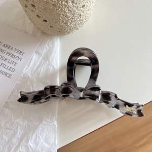 กิ๊บติดผมรูปโบว์สีเจลลี่เรียบง่ายสำหรับผู้หญิง กิ๊บหนีบผมพลาสติกแบบด้านขนาดใหญ่ อุปกรณ์เสริมผม - Product Image 3