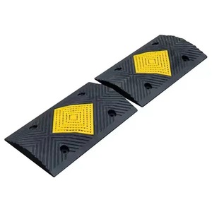 Reductores de velocidad de caucho Longda 500x300x40mm, diseño espiga amarillo y negro para control de tráfico - Product Image 1