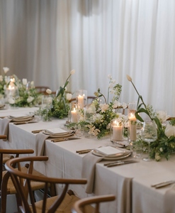 พวงมาลัยสีฟ้า เขียว ม่วง ประดับพื้นหลังสีแดง ดอกไม้ประดิษฐ์สีขาว สำหรับตกแต่งโต๊ะงานแต่งงาน ซุ้มดอกไม้สีแชมเปญ - Product Image 5